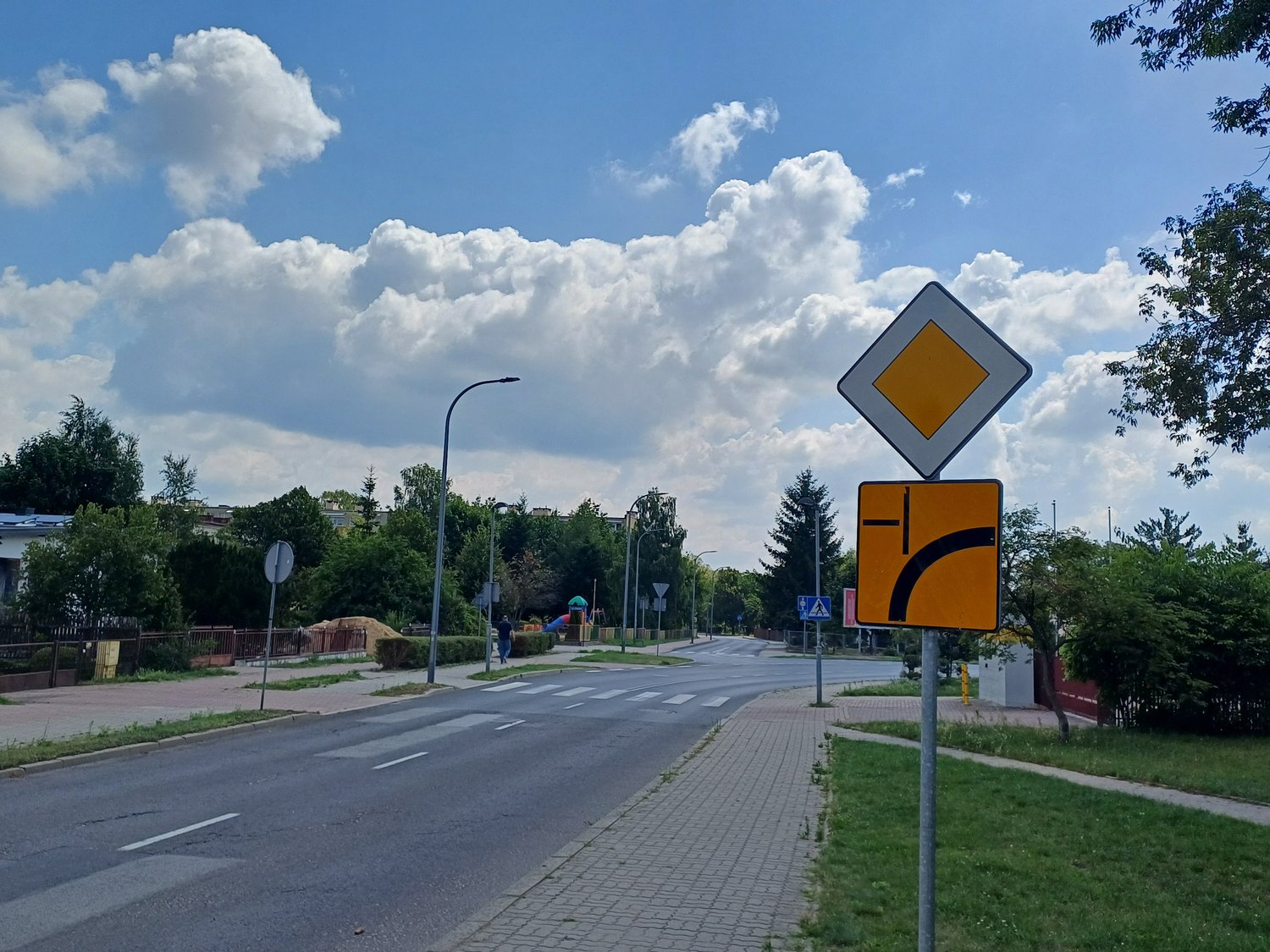 Sie möchten geradeaus über eine Kreuzung fahren. Müssen Sie jedem von rechts kommenden Fahrzeug Vorfahrt gewähren?